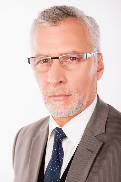 Portrait de vieil homme d'affaires en costume élégant avec des lunettes — Photo