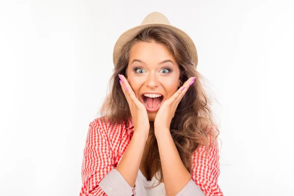 Glad ung förvånad kvinna med hatt — Stockfoto
