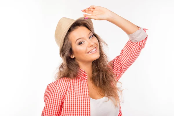 Gelukkig mooie jonge vrouw die lacht met hoed — Stockfoto