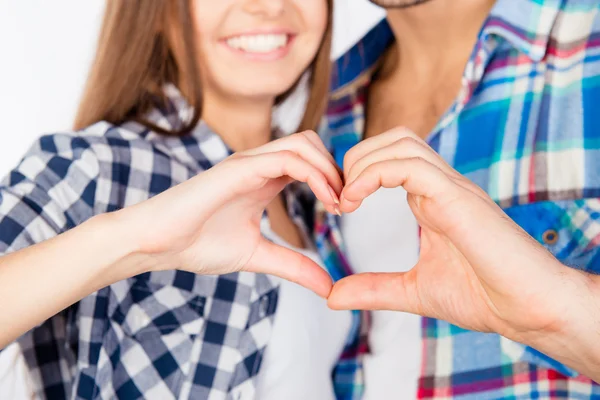 Pareja romántica enamorada haciendo un gesto de corazón con los dedos —  Fotos de Stock