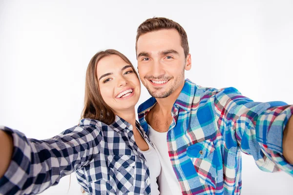 Szczęśliwy uśmiechający się młoda para, co zdjęcie selfie — Zdjęcie stockowe