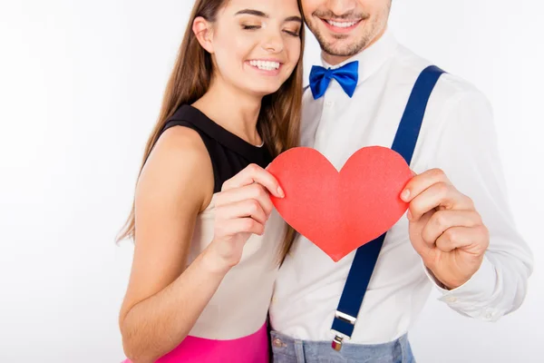 Linda pareja sosteniendo el corazón de papel en sus manos —  Fotos de Stock