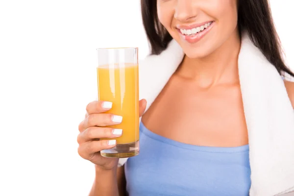 Весела усміхнена дівчина з рушником тримає склянку апельсинового соку — стокове фото