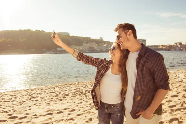 Pareja enamorada haciendo foto selfie en la playa — Foto de Stock