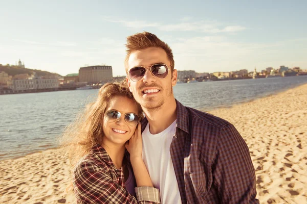 Alegre pareja enamorada en la orilla del mar — Foto de Stock