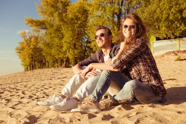 Pareja feliz enamorada en un picnic en la playa —  Fotos de Stock