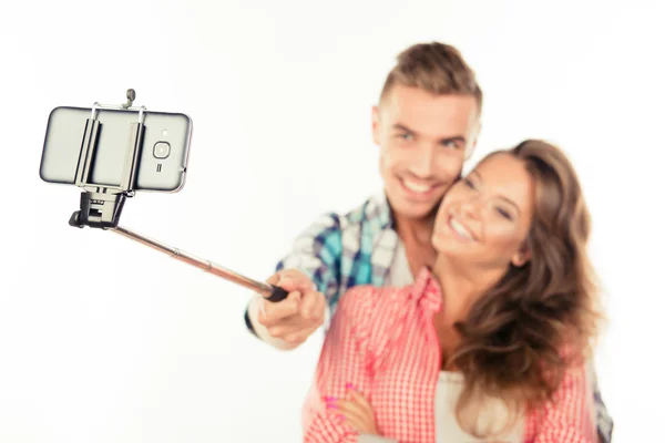 Alegre bonito casal no amor fazendo selfie foto com selfie sti — Fotografia de Stock