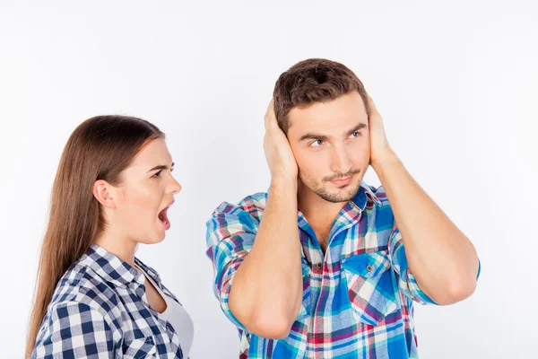 Mujer joven enojada gritándole a su novio — Foto de Stock