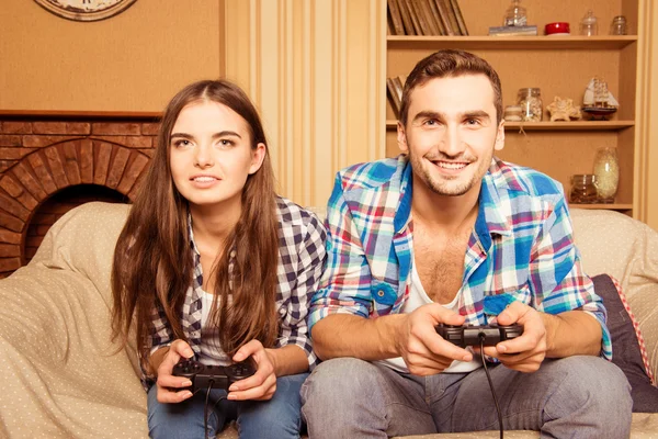 Gelukkige paar verliefd thuis spelen videospelletjes joysticks — Stockfoto