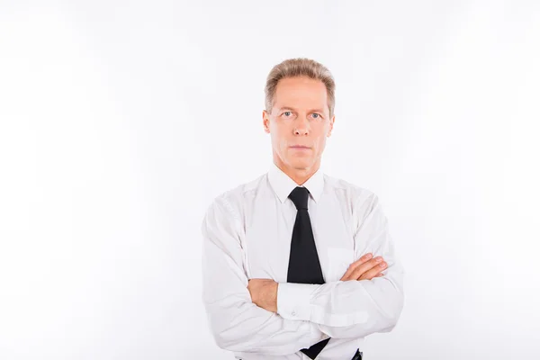 Un homme d'affaires sécurisé avec une chemise blanche et une cravate noire — Photo