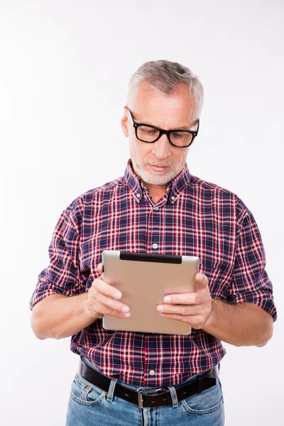 Pewni, że szary wieku człowiek w okularach trzymając tabletkę — Zdjęcie stockowe