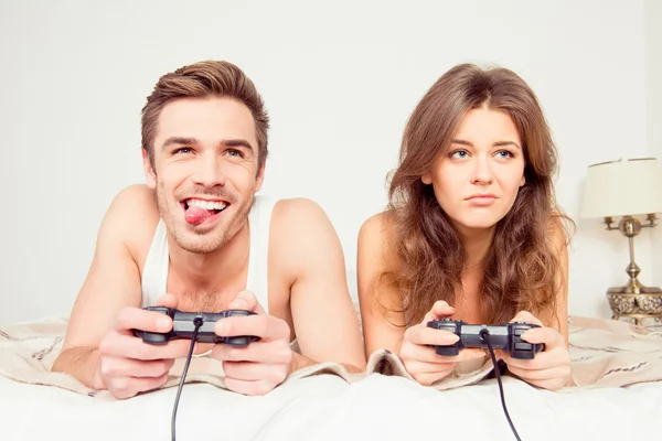 白之恋人爱玩视频游戏在卧室里 — 图库照片