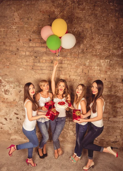 Ragazze carine in posa con regali, palloncini e torta — Foto Stock