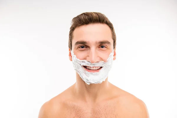 Красивый веселый мужчина с пеной для бритья на лице — стоковое фото