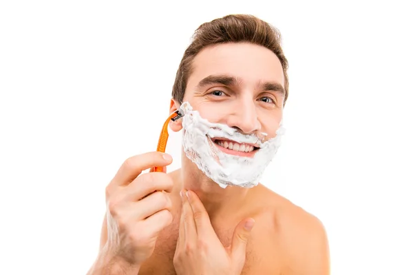 Красивый мужчина с пеной для бритья на лице и бритвой — стоковое фото