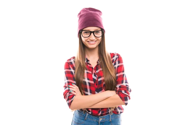 Стильна дівчина в фіолетовій шапці і окулярах з схрещеними руками — стокове фото