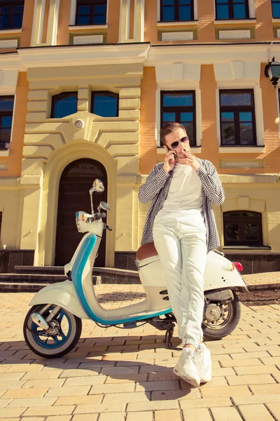 Homem bonito com bicicleta segurando telefone e fumando — Fotografia de Stock