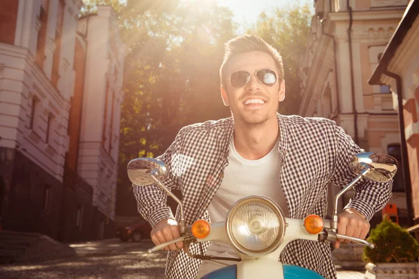 Szczęśliwy człowiek w okularach siedzący na motocykl — Zdjęcie stockowe