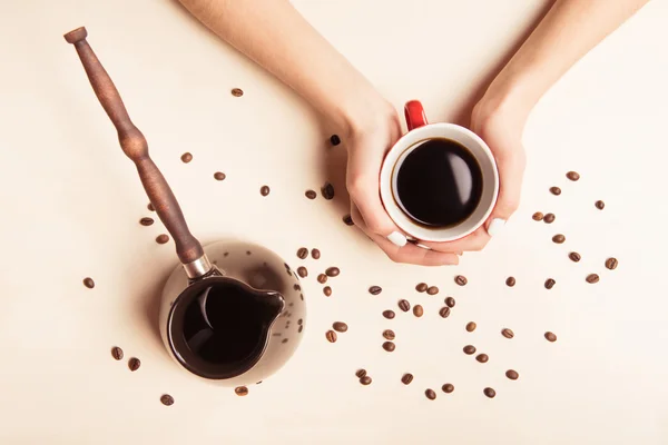 一杯のコーヒー、コーヒー豆、cezve、上から見た写真 — ストック写真