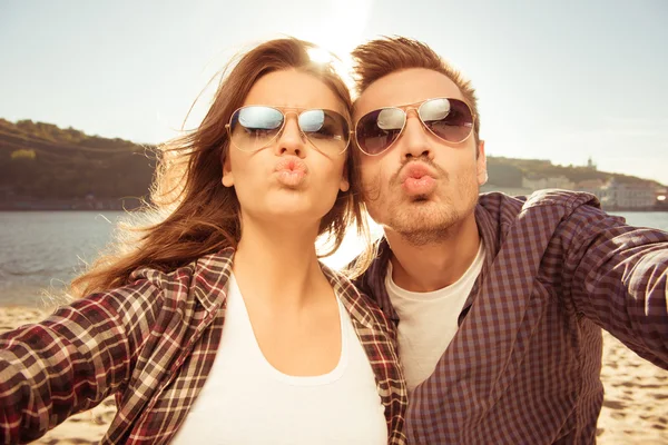 Pareja en el amor haciendo foto selfie en la playa con beso, clo —  Fotos de Stock