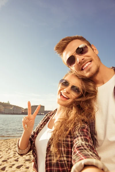 Srandovní selfie zamilovaného páru — Stock fotografie