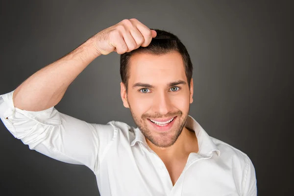 Gülümseyen genç adam bir hairdress yapma — Stok fotoğraf