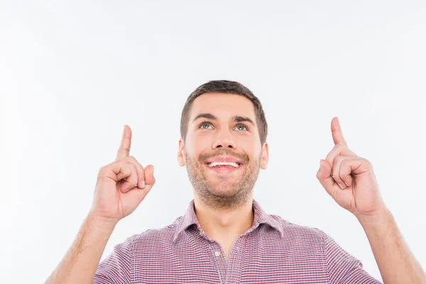 Homem alegre apontando para cima — Fotografia de Stock