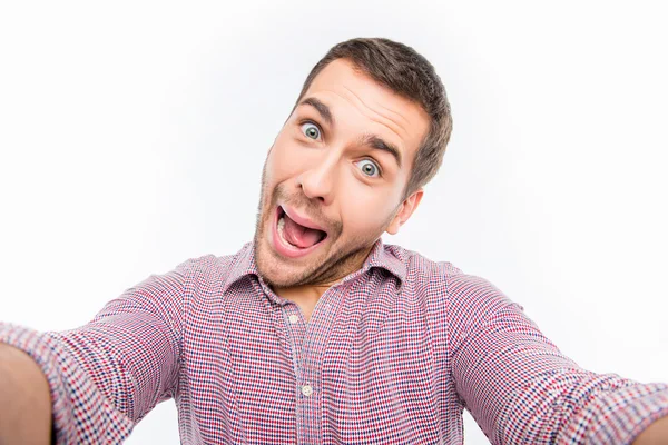 Attraktiv man gör komiska selfie — Stockfoto