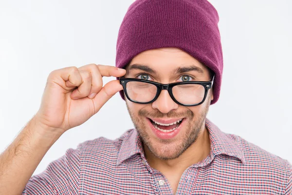 Feche a foto do homem alegre em óculos de toque de gorro violeta — Fotografia de Stock