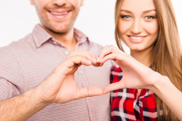 Nahaufnahme Foto von verliebtem Paar, das Herz mit Fingern macht — Stockfoto