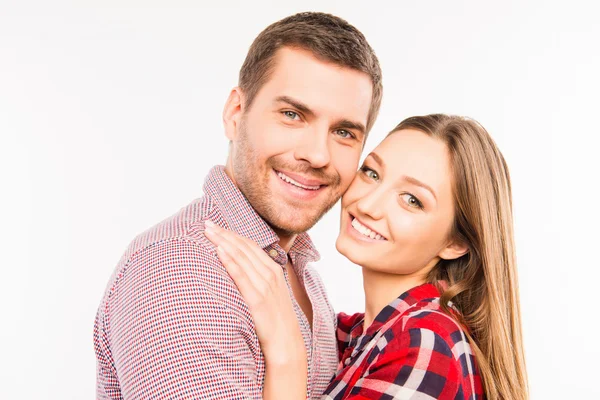 De cerca foto de abrazos alegres pareja enamorada — Foto de Stock