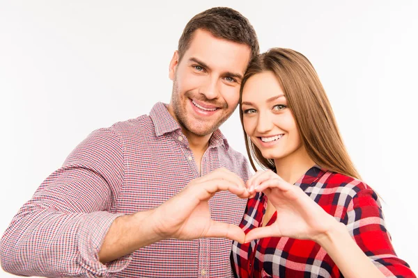 Feliz pareja romántica en el amor gesto de un corazón con los dedos —  Fotos de Stock