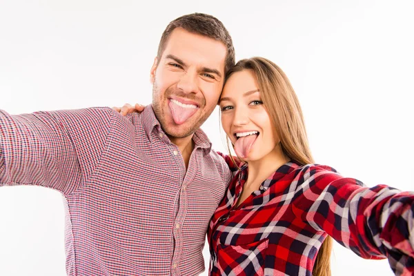 Selfie a nyelvüket, hogy szerelmes pár — Stock Fotó