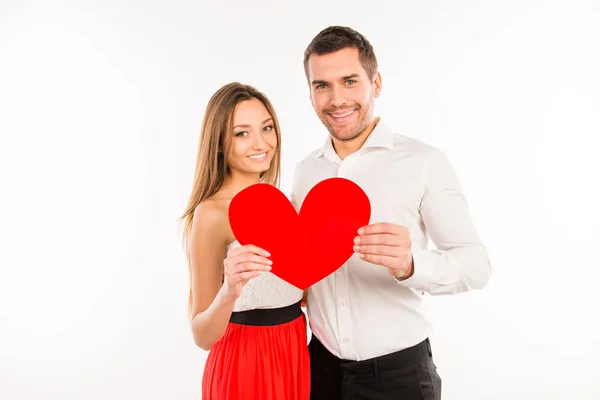 Pareja enamorada sosteniendo un gran corazón de papel — Foto de Stock