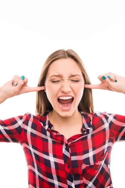 Close up foto di ragazza arrabbiata urlando e chiudendo le orecchie — Foto Stock