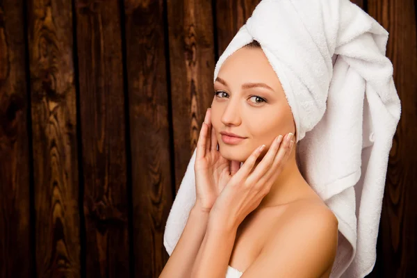 Menina bonita bonita nova com toalha na cabeça no salão de spa — Fotografia de Stock
