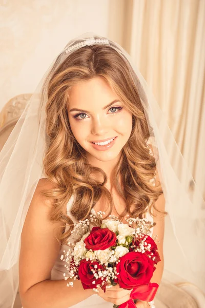 Portrait of beautiful bride with bouquet — Stock Photo, Image