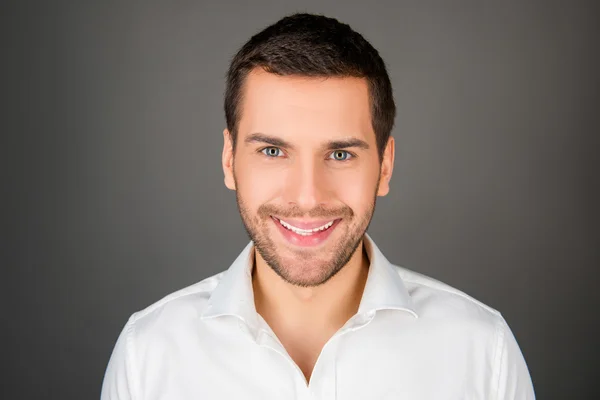 Um jovem alegre de camisa branca — Fotografia de Stock