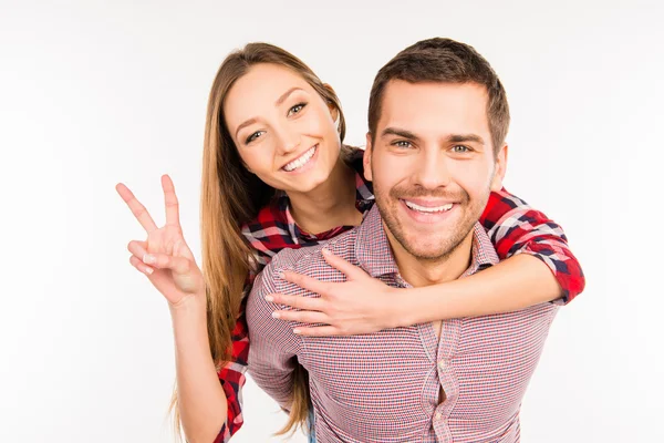 Gelukkig jonge man zijn vriendin, meeliften close-up foto — Stockfoto