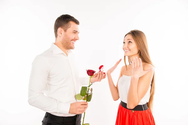Atractivo chico haciendo propuesta para su novia — Foto de Stock