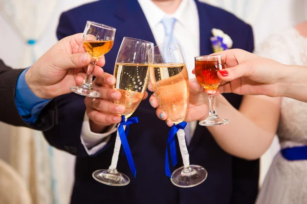 Prosit! Viering van de bruiloft — Stockfoto