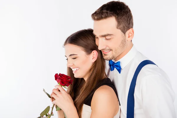 Feliz casal bonito no amor na data abraçando uns aos outros — Fotografia de Stock