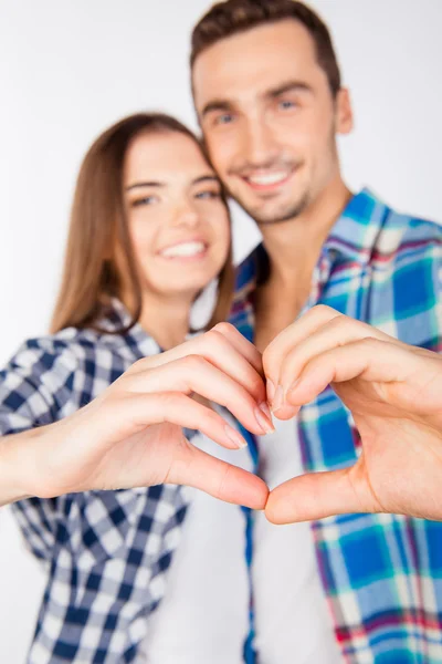 Romantisches verliebtes Paar gestikuliert ein Herz mit Fingern — Stockfoto