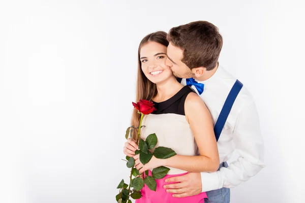 Feliz linda pareja enamorada en la cita besándose — Foto de Stock