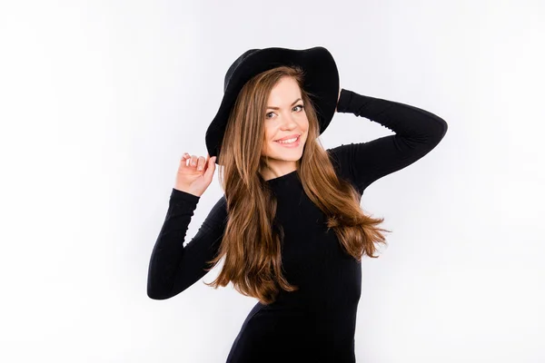 Hübsche Frau in schwarzem Kleid und Hut — Stockfoto