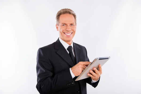 A mature happy manager reading news in his laptop — Stock Photo, Image