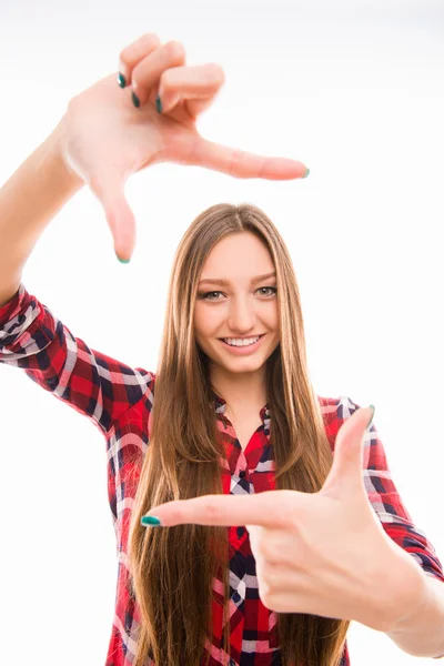 Jovem alegre gesticulando moldura do dedo e sorrindo — Fotografia de Stock