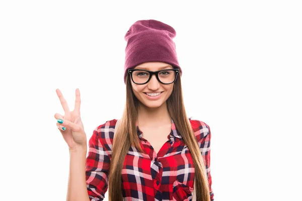 Estudante bonita em óculos mostrando sinal de paz — Fotografia de Stock