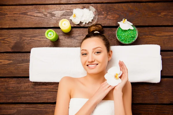 Vue du dessus de belle jeune femme couchée dans un salon de spa relaxant — Photo