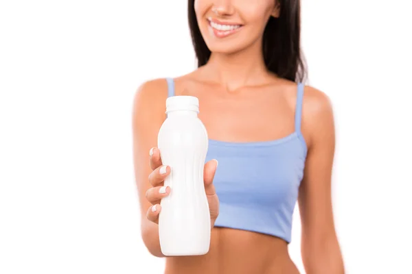 Mujer feliz saludable mostrando una botella de yogur — Foto de Stock
